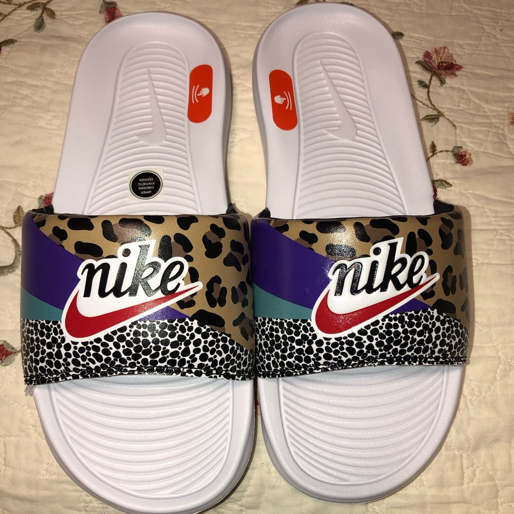 ⭐️ 2 for $25.  Add to bundle for discount. 
Women’s Nike Victori One Slide Print